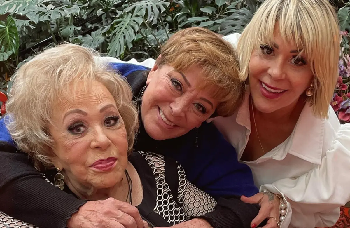  Silvia Pinal con sus hijas 