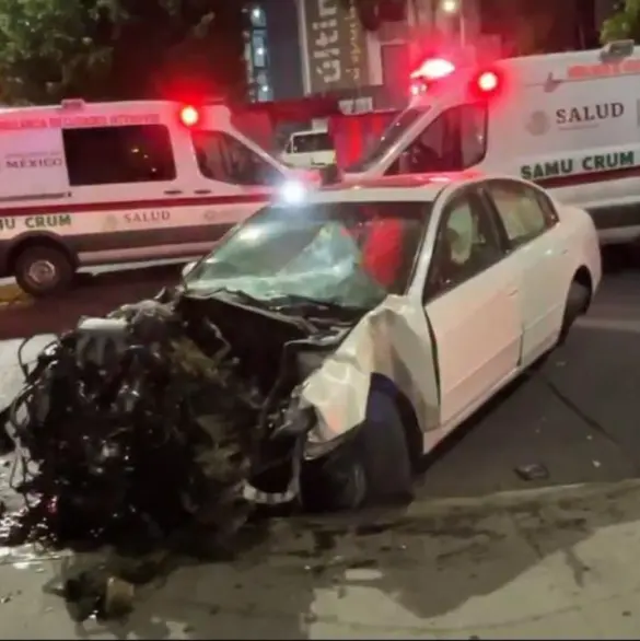 Tragedia en CDMX: el momento exacto en que un automovilista se estrella contra un poste y mata a 4 personas