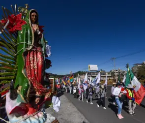 Peregrinos chocan contra camión en autopista México Puebla; reportan 10 heridos 