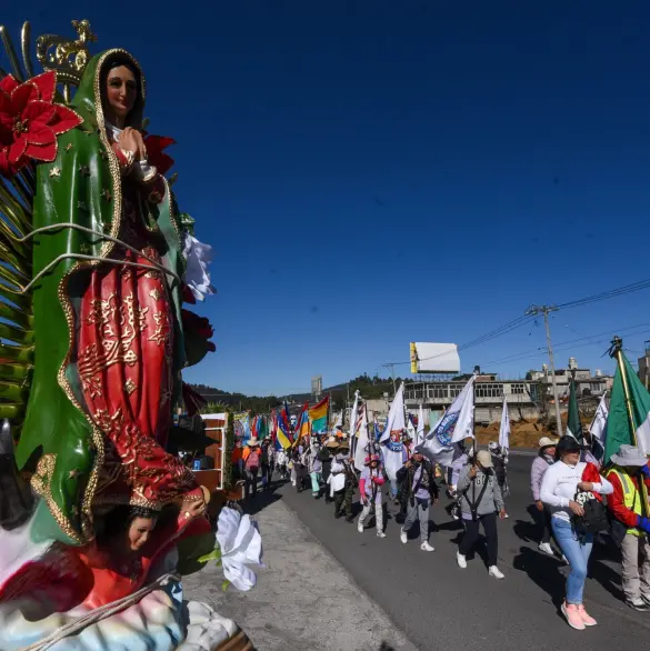 Peregrinos chocan contra camión en autopista México Puebla; reportan 10 heridos 