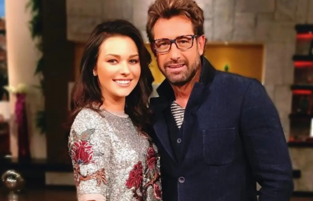 Además, también se realizó un diseño de sonrisa y se puso carillas para que sus dientes lucieran más blancos.