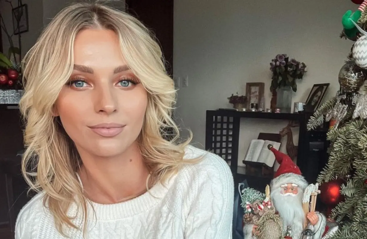 Aunque nunca ha compartido fotos de su pasado, en redes sociales se han difundido imágenes de antes de llegar a México, cuando aún no era famosa.