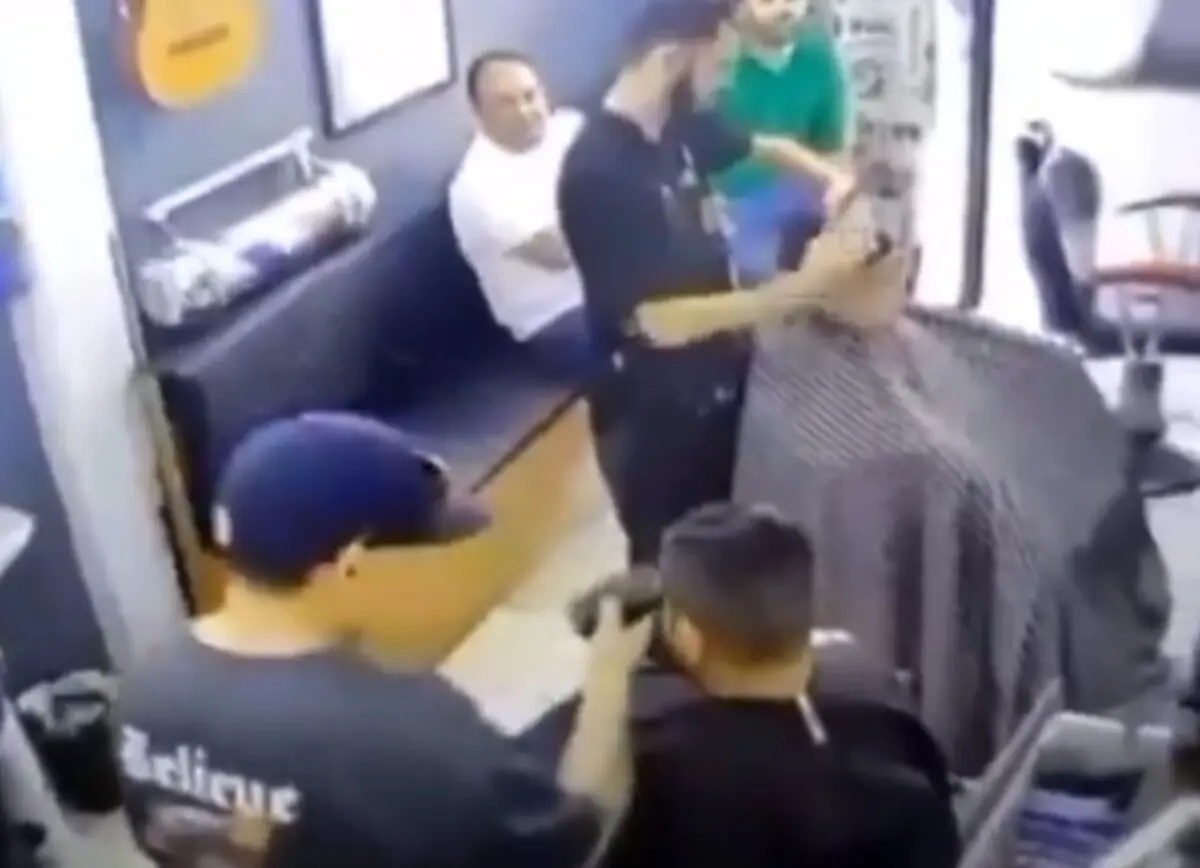 Momento en que asesinan a líder de Los Zetas en una barbería - Quinto Poder