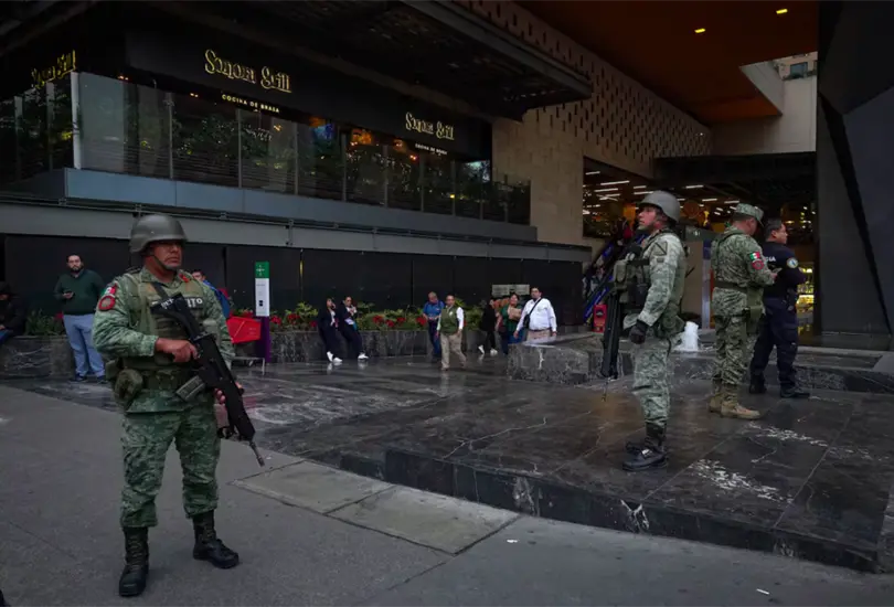 Elementos del Ejército mexicano en la plaza Miyana, en Polanco, Ciudad de México. Elementos del Ejército mexicano en la plaza Miyana, en Polanco, Ciudad de México.