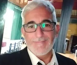 Escritor realiza firma de libros en una biblioteca y no llega nadie