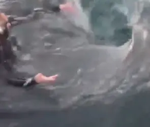 Imágenes sensibles: hombre muere al ser devorado por remolino en el mar