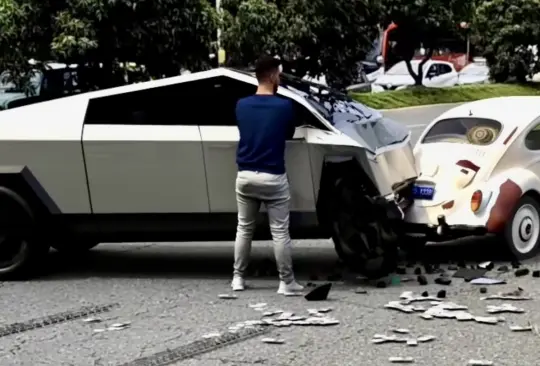 Cybertruck se destroza en choque contra un Volkswagen