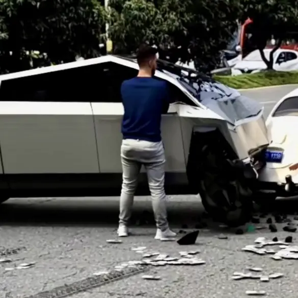 Cybertruck se destroza en choque contra un Volkswagen | Video