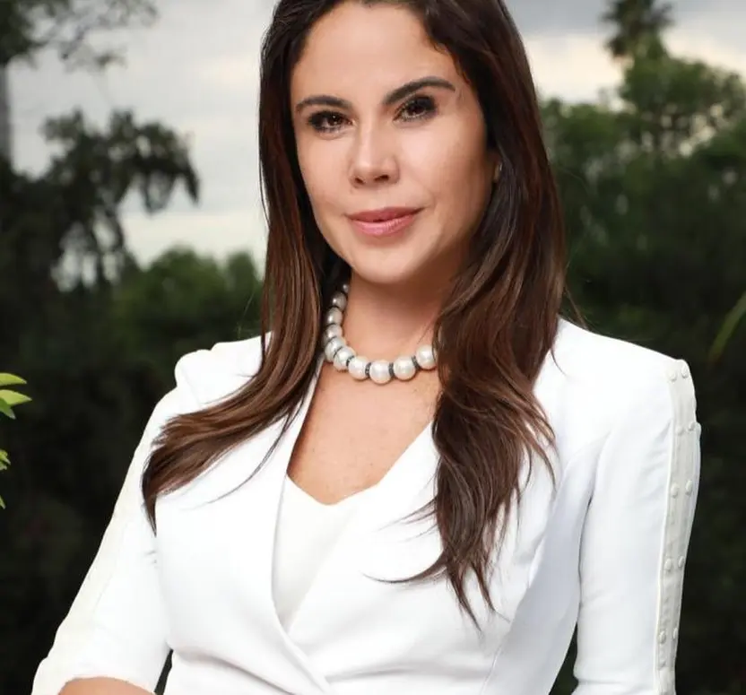 También goza de gran popularidad en redes sociales, con más de 2 millones de seguidores en Instagram.