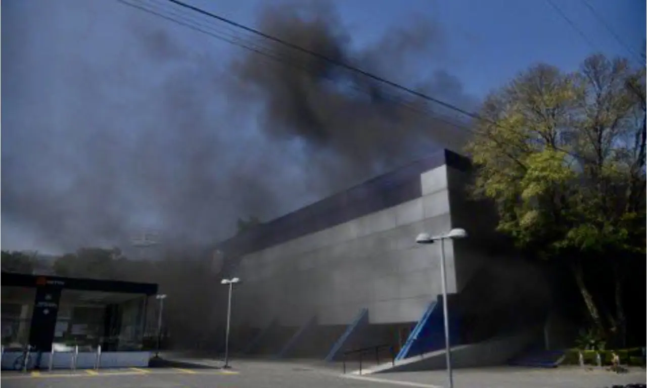  Fuerte incendio en bodega de solventes cobra cuatro vidas 