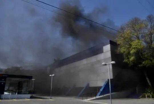 Fuerte incendio en bodega de solventes cobra cuatro vidas