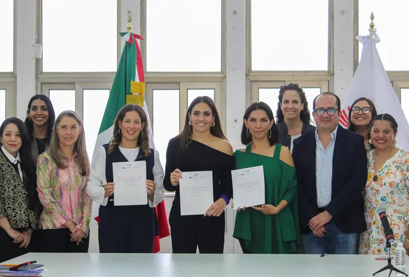 La alcaldesa se mostr&oacute; feliz por firmar el Pacto por la Paz