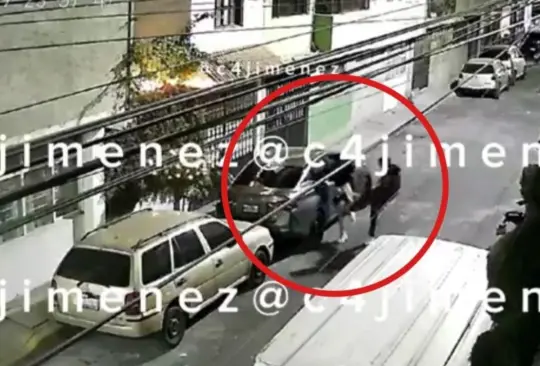 Sujeto golpea a su novia en calles de Ecatepec.