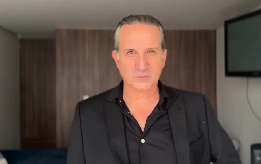 Ahora tiene 52 años. Es padre de dos hijos y está casado con Ximena del Toro desde 2014. Ha trabajado en las telenovelas 'La mujer de nadie' y 'Donde hubo fuego'.