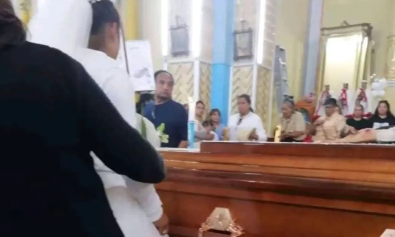  Joven despide a su prometido vestida de novia. 