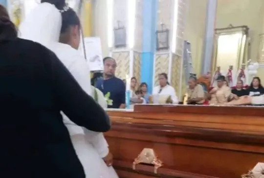 Joven despide a su prometido vestida de novia.