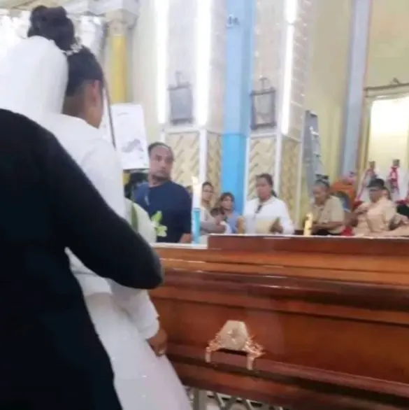 Brenda despidió a Jesús en su funeral vestida de novia; estaban a punto de casarse