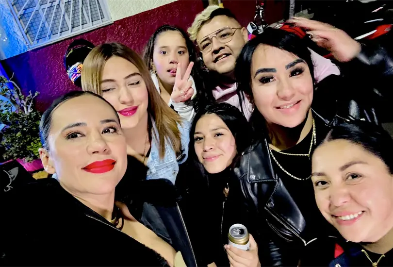 Sandra Cuevas arma bailongo en Valle G&oacute;mez con los vecinos