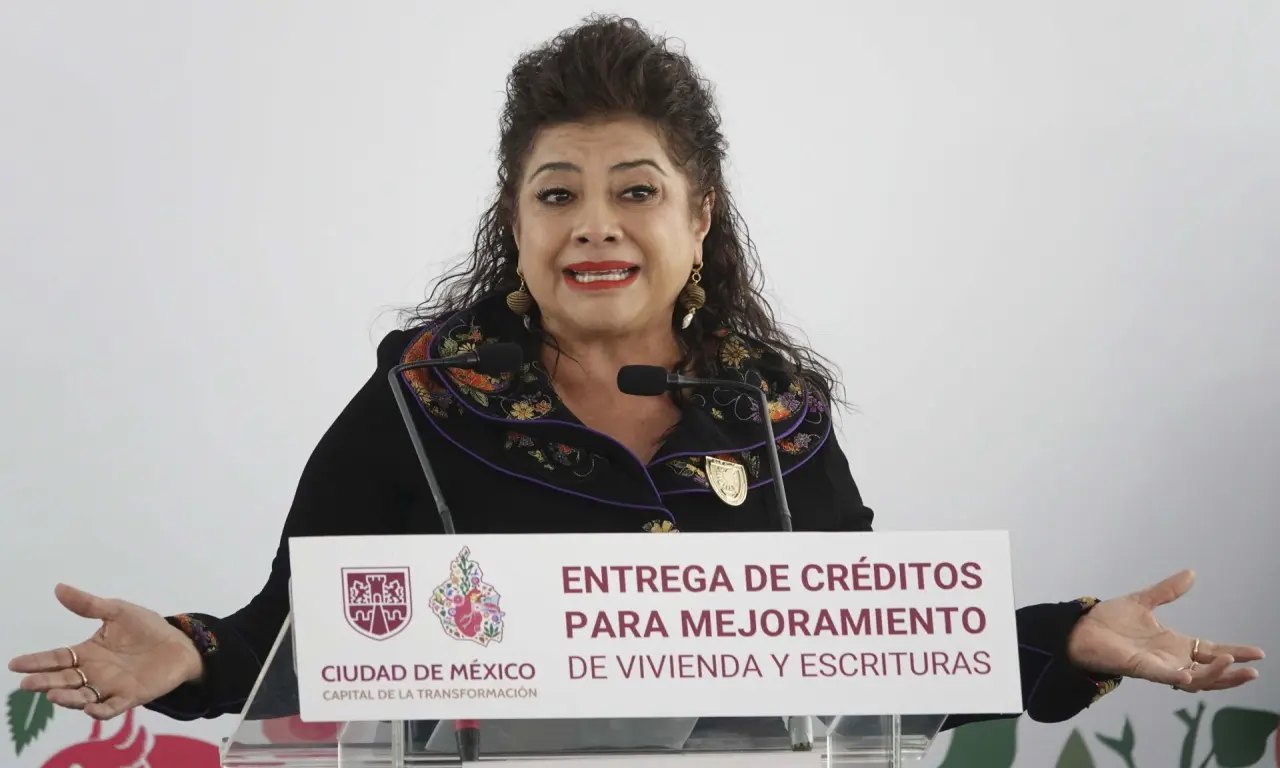  Clara Brugada realizó la entrega de créditos para la vivienda en la capital mexicana 