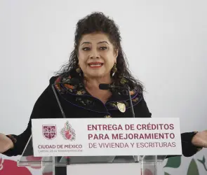 Clara Brugada entrega créditos para mejoramiento de viviendas y escrituras