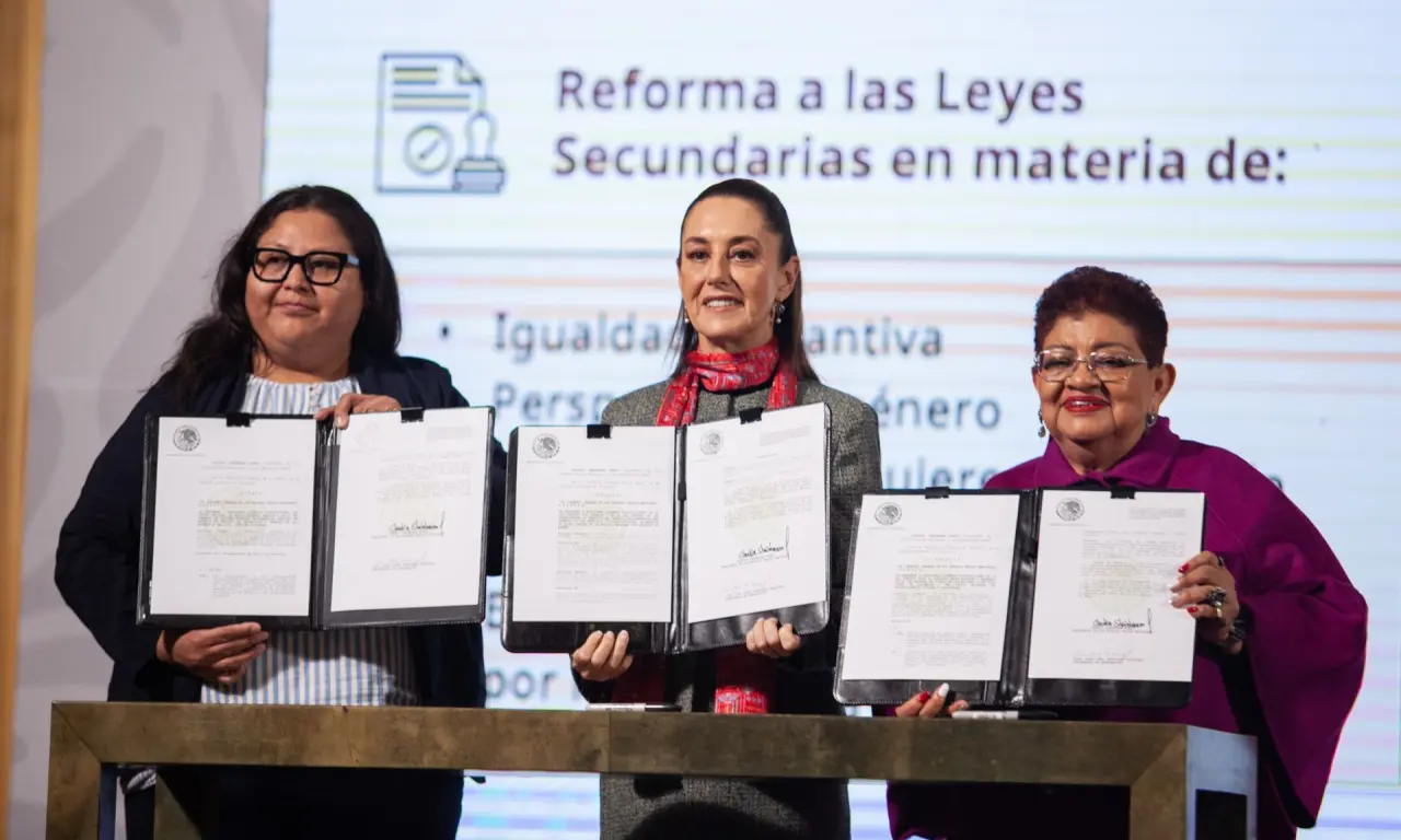  Claudia Sheinbaum Pardo, presidenta de México acompañada de Minerva Citlali Hernández Mora, secretaria de Mujeres y Ernestina Godoy Ramos, consejera jurídica del Ejecutivo Federal 