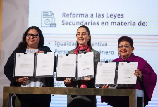 Claudia Sheinbaum Pardo, presidenta de México acompañada de Minerva Citlali Hernández Mora, secretaria de Mujeres y Ernestina Godoy Ramos, consejera jurídica del Ejecutivo Federal