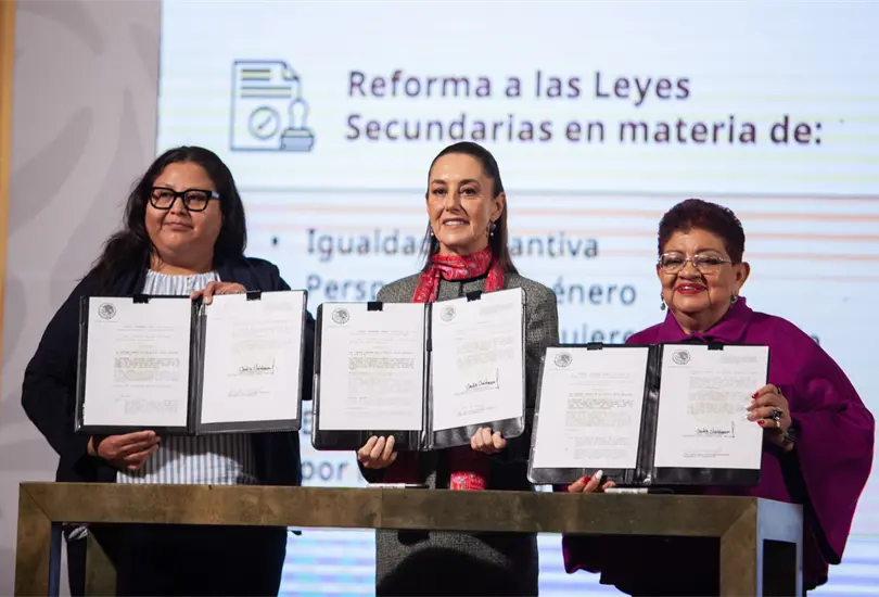 Claudia Sheinbaum Pardo, presidenta de M&eacute;xico acompa&ntilde;ada de Minerva Citlali Hern&aacute;ndez Mora, secretaria de Mujeres y Ernestina Godoy Ramos, consejera jur&iacute;dica del Ejecutivo Federal
