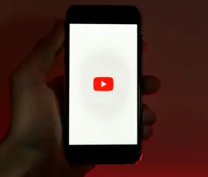 YouTube finalmente añade subtítulos generados por IA