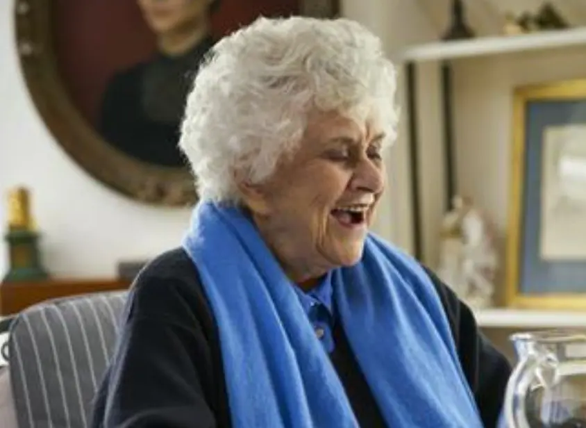 Ahora tiene 95 años, es madre de tres hijos y se encuentra retirada de la actuación.