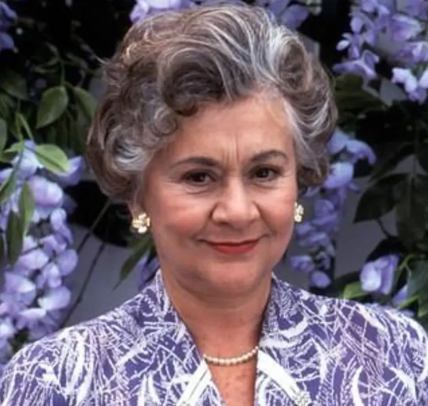 Joan Plowright interpretó a Martha Wilson, la esposa de George