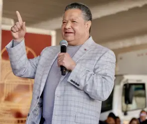 Gobernador Julio Menchaca se desmaya durante evento p&uacute;blico en Hidalgo