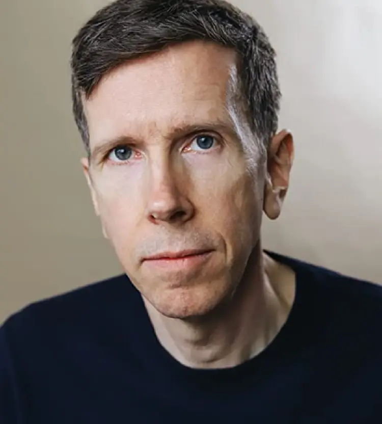 Ahora tiene 61 años, ha trabajado en películas como 'Una historia real' y 'Jason Bourne'.<br>