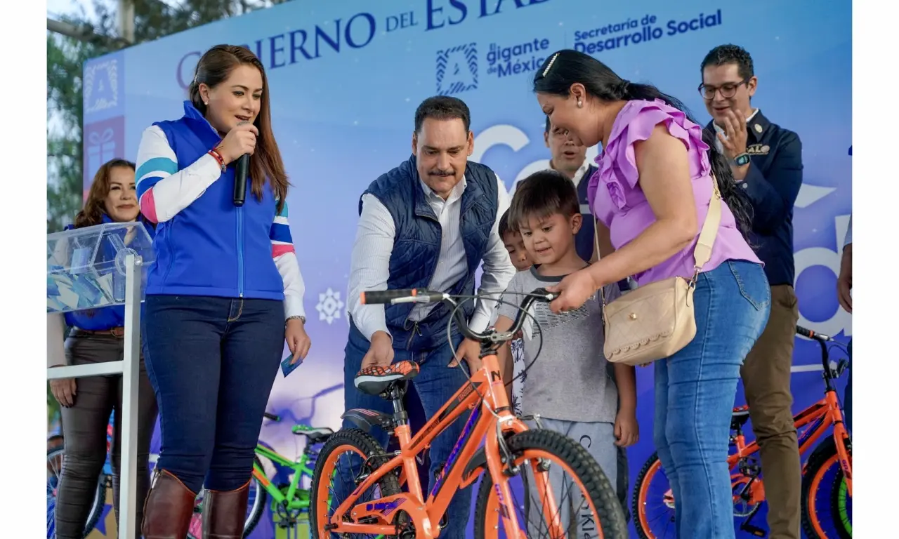  Navidad llega a familias de Aguascalientes con apoyos y regalos 