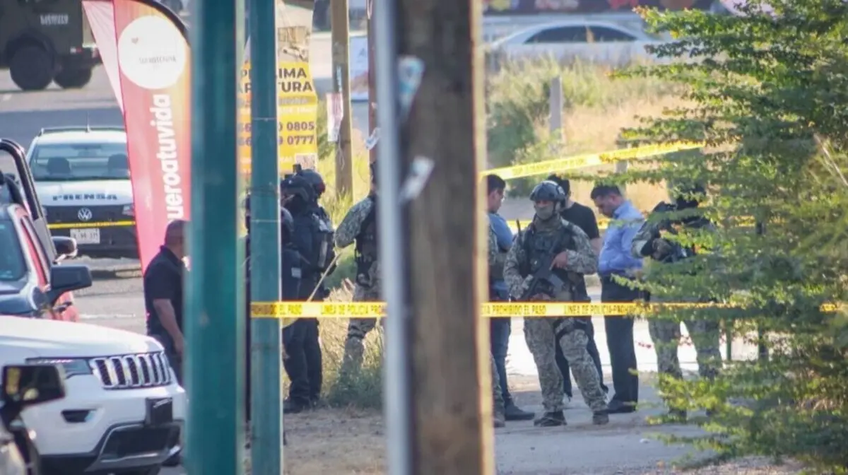  Omar García Harfuch en el fraccionamiento Villas del Río, en Culiacán, donde uno de sus agentes fue asesinado. 