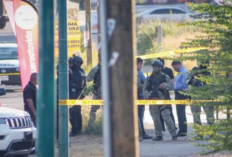 Omar Garc&iacute;a Harfuch en el fraccionamiento Villas del R&iacute;o, en Culiac&aacute;n, donde uno de sus agentes fue asesinado.