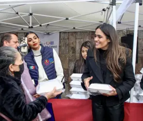 Alessandra Rojo entrega cenas a migrantes y sectores vulnerables