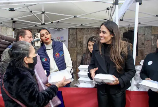 Alessandra Rojo entrega cenas a migrantes y sectores vulnerables