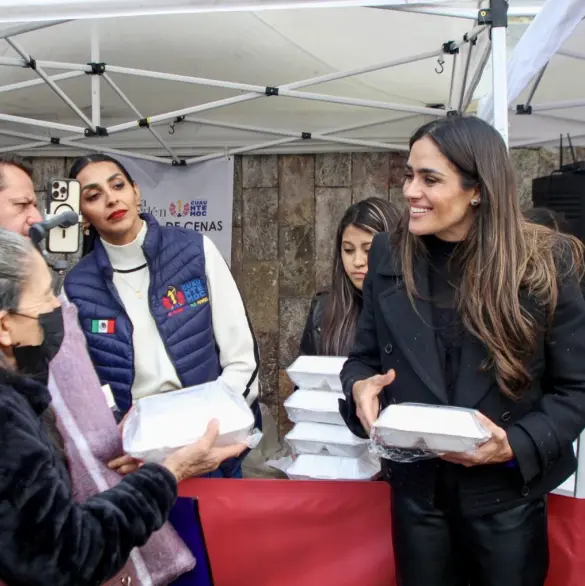 Alessandra Rojo entrega cenas a migrantes y sectores vulnerables