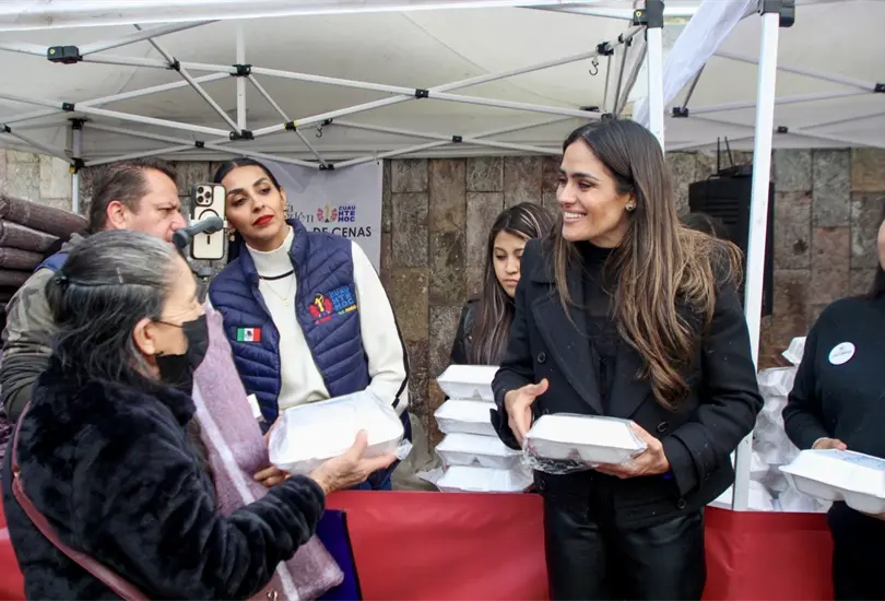 Alessandra Rojo entrega cenas a migrantes y sectores vulnerables