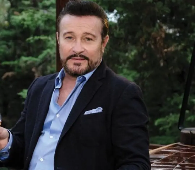 Ahora tiene 62 años y es padre de dos hijos. Ha participado en telenovelas como 'Amor dividido' y 'Fuego ardiente'.