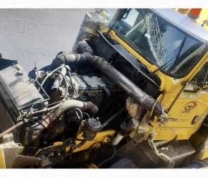 Tráiler sin frenos causa caos y deja diez autos involucrados, así quedó