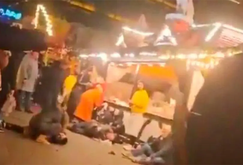 Un adulto y un niño pequeño murieron durante el atropellamiento masivo. Un adulto y un niño pequeño murieron durante el atropellamiento masivo.