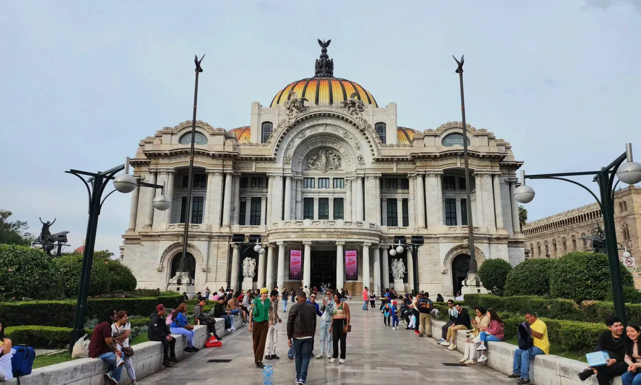  Clara Brugada inició un operativo para reordenamiento de vendedores ambulantes de Bellas Artes 