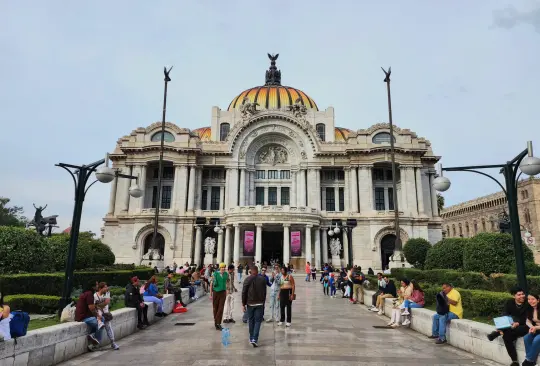 Clara Brugada inició un operativo para reordenamiento de vendedores ambulantes de Bellas Artes