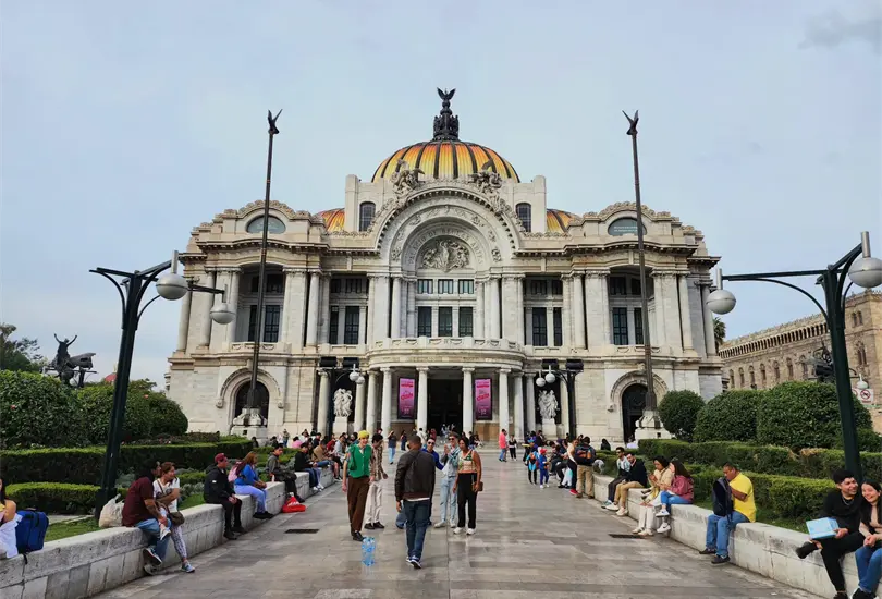 Clara Brugada inici&oacute; un operativo para reordenamiento de vendedores ambulantes de Bellas Artes