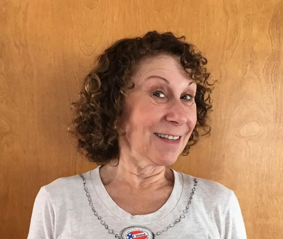 Ahora tiene 76 años. Tuvo tres hijos con Danny DeVito. Ha participado en otras películas como 'Barbie', 'Un gran amistad' y 'Funny Face'.