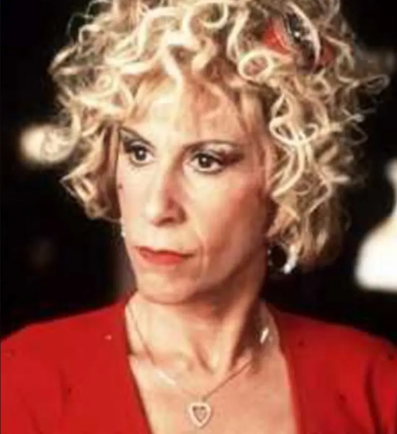 Rhea Perlman interpretó a Zinnia Wormwood, la mamá de Matilda