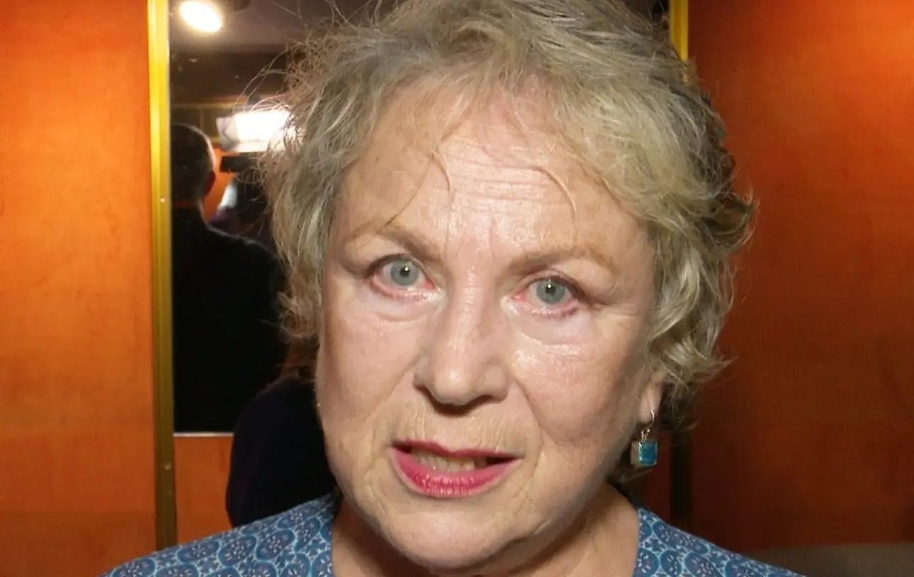 Ahora tiene 76 años. Está casada con el actor Roger Frost. Ha trabajado en otras películas como 'Tolkien' y 'Holmes y Watson'.