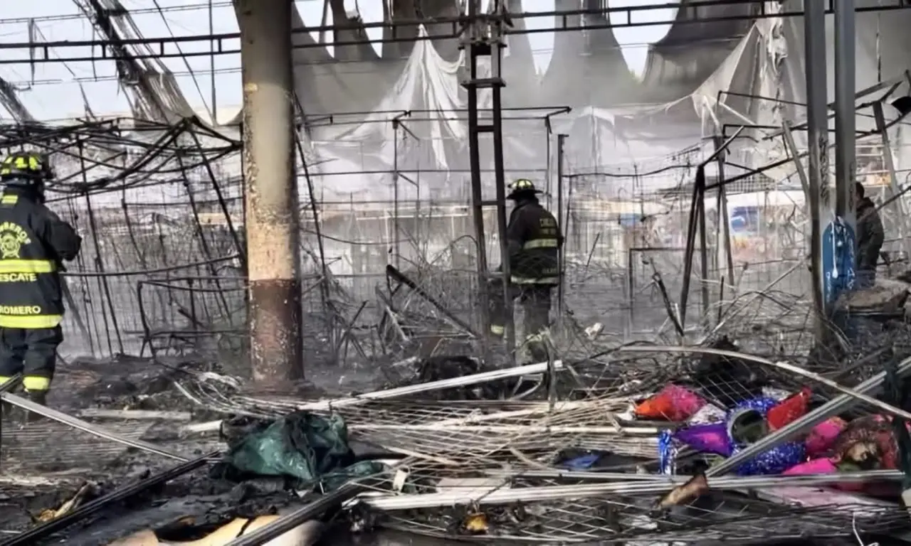  Incendio destruye bazar navideño en Teoloyucan 