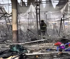 Incendio destruye bazar navideño en Teoloyucan: comerciantes pierden todo